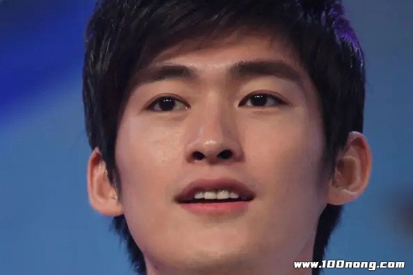 张翰的眼睛是网友的一种恶搞行为,他的脸上被人用图像处理软件给p满了